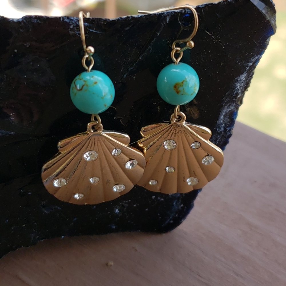Gorgeous Earring - Picture 5 of 7